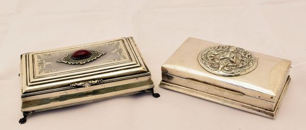 



DUE COFANETTI SEC. XX  - Asta ARREDI DA UNA VILLA FIORENTINA, GIOIELLI, ARGENTI E DIPINTI - Poggio Bracciolini Casa d'Aste