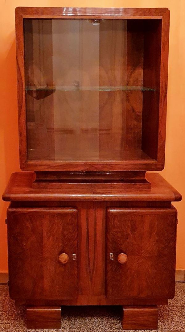 



Vetrina, Dec&ograve;  - Asta ARREDI DA UNA VILLA FIORENTINA, GIOIELLI, ARGENTI E DIPINTI - Poggio Bracciolini Casa d'Aste