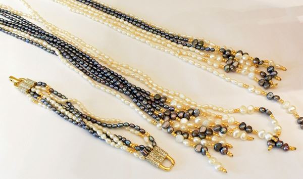 



LUNGA COLLANA&nbsp; MULTIFILO E BRACCIALE DI PERLE DI FIUME