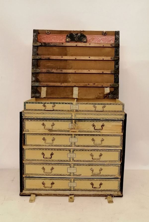 



Baule da viaggio, manifattura Narciso Olmi, Firenze, in legno e ferro, sei cassetti e 