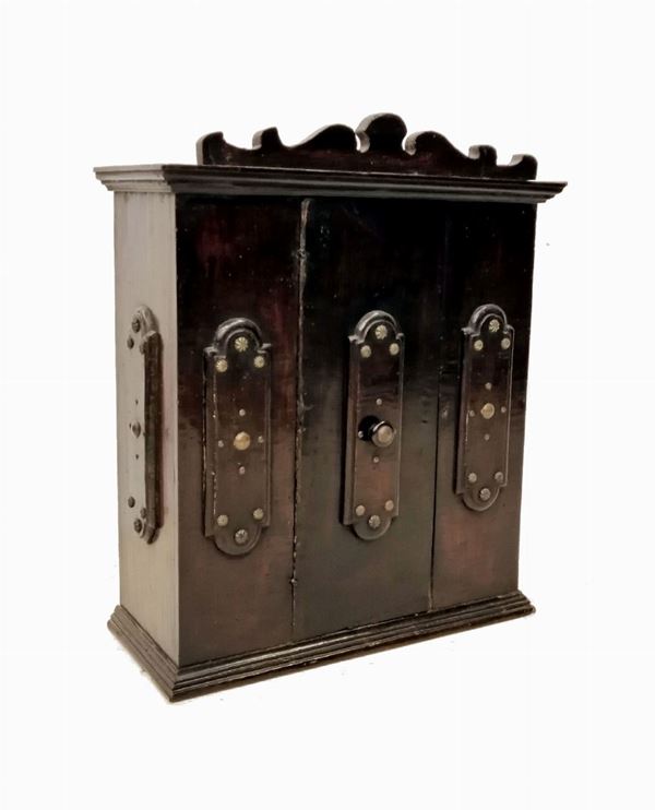 



Pensile, sec. XVII, in noce, uno sportello, cm 56,5x26x69, difetti