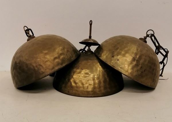 



Tre lampade da soffitto, sec. XX, in ottone, diam. cm 46,5, alt. cm 32, difetti ( 3 )