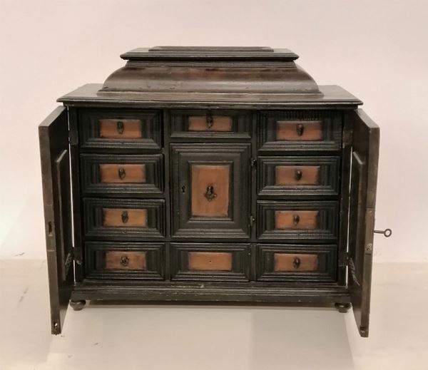 



Monetiere, sec. XVIII  - Asta ARREDI DA UNA VILLA FIORENTINA, GIOIELLI, ARGENTI E DIPINTI - Poggio Bracciolini Casa d'Aste