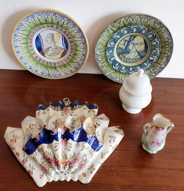 



Due piatti e due vasetti, sec. XX   - Asta ARREDI DA UNA VILLA FIORENTINA, GIOIELLI, ARGENTI E DIPINTI - Poggio Bracciolini Casa d'Aste