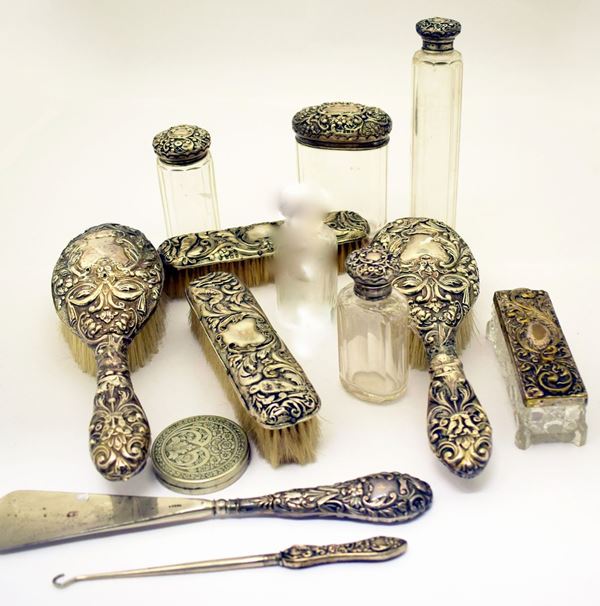



DODICI OGGETTI DA TOILETTE SEC. XIX/XX  - Asta ANTIQUARIATO, COLLECTIBLES, GIOIELLI - Poggio Bracciolini Casa d'Aste