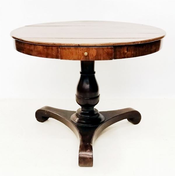 



Tavolo, sec. XX, in noce, piano circolare, un cassetto, diam. cm 106, alt. cm 82