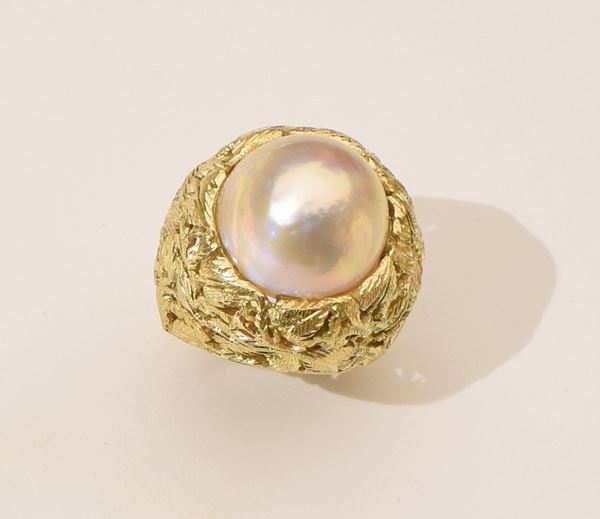 



ANELLO IN ORO GIALLO KT18 E PERLA MABE' 