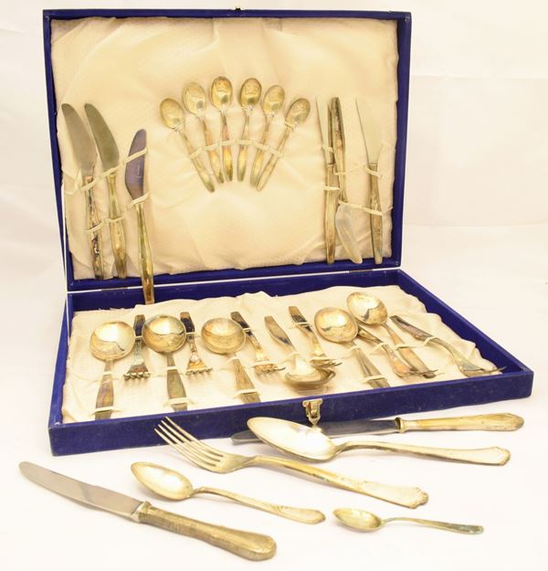 



DUE SERVITI DI POSATE PER SEI PERSONE   - Asta Antiquariato e Sculture, Gioielli e Collezionismo - Poggio Bracciolini Casa d'Aste