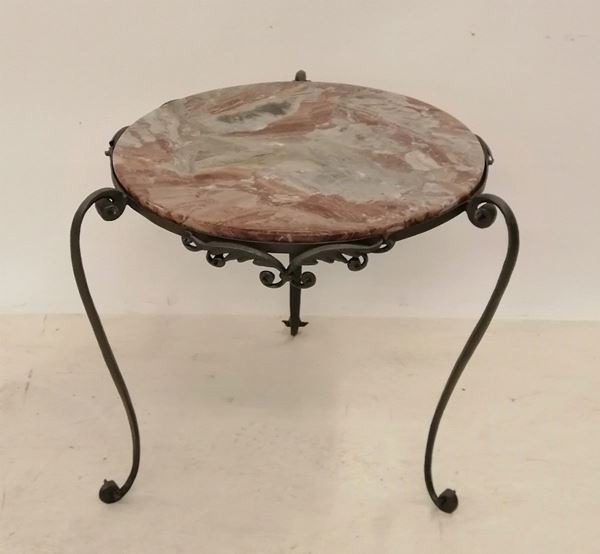



Tavolino da centro, sec. XX, piano circolare in marmo, struttura in ferro, diam. cm 50, alt. cm 52
