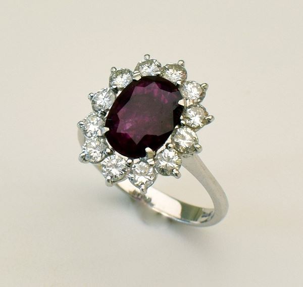 



ANELLO A MARGHERITA IN ORO BIANCO 18KT, DIAMANTI E RUBINO