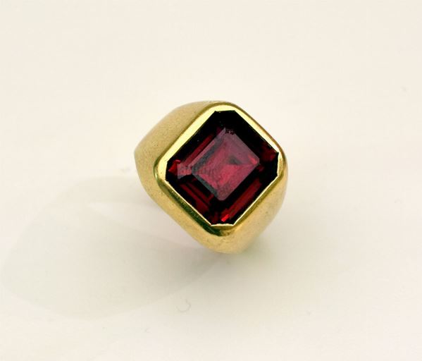 



ANELLO PER UOMO IN ORO 18KT E PIETRA
