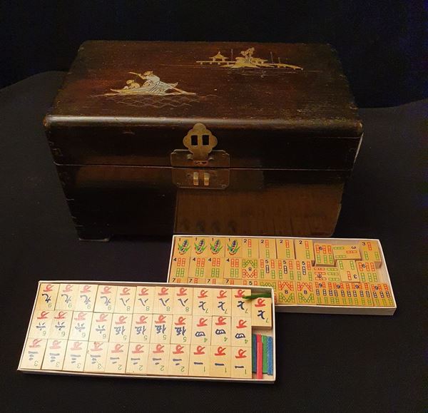 



Scatola, arte orientale, sec. XX, con all'interno gioco del mahjiong,&nbsp;&nbsp;&nbsp;&nbsp;&nbsp; 