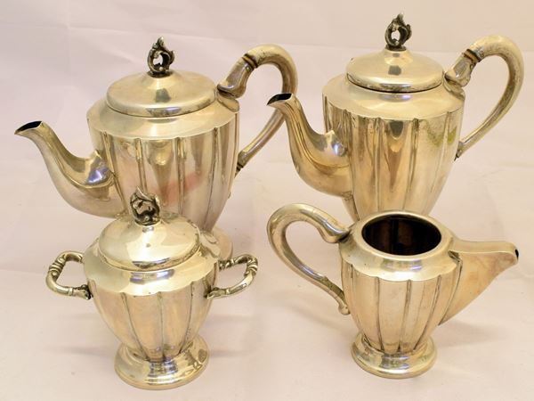 



SERVITO DA TE' E CAFFE' SEC. XX  - Asta Antiquariato e Sculture, Gioielli e Collezionismo - Poggio Bracciolini Casa d'Aste