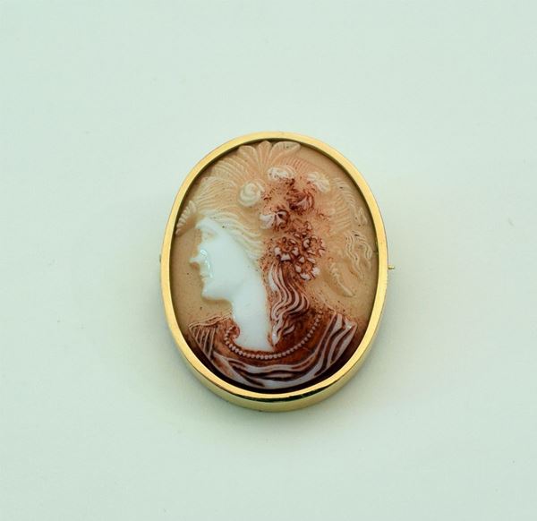 



SPILLA IN ORO GIALLO 18KT E CORALLO