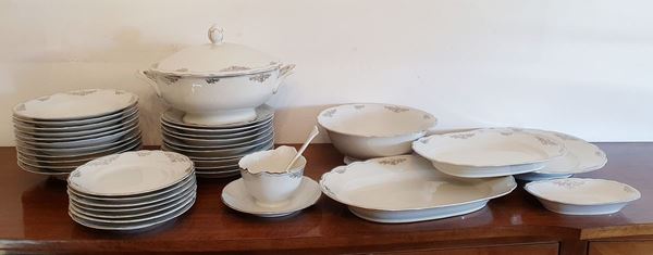 



Servito di piatti, sec. XX, manifattura Richard-Ginori  - Asta Antiquariato e Sculture, Gioielli e Collezionismo - Poggio Bracciolini Casa d'Aste