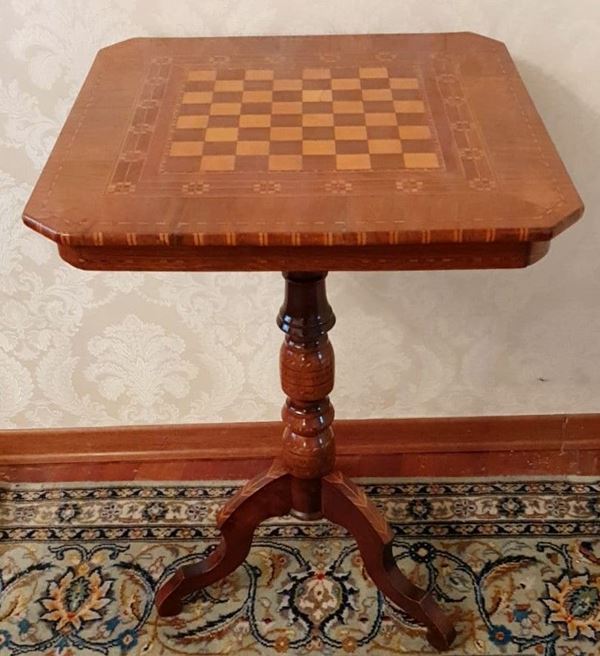 



Tavolino intarsiato in stile 800