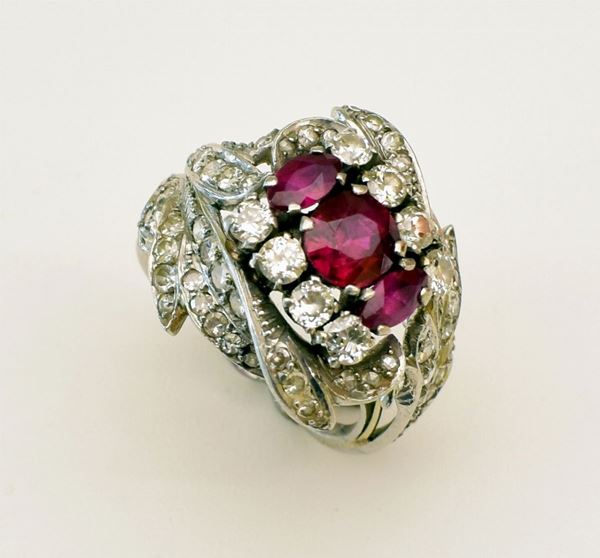 



ANELLO IN ORO BIANCO 18KT , DIAMANTI E&nbsp; RUBINI