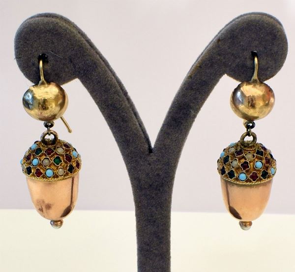 



PAIO DI ORECCHINI PENDENTI IN ORO 18KT E DIAMANTI