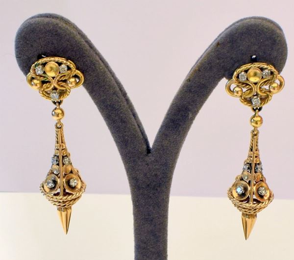 



PAIO DI ORECCHINI PENDENTI IN ORO 9KT  - Asta Antiquariato e Sculture, Gioielli e Collezionismo - Poggio Bracciolini Casa d'Aste
