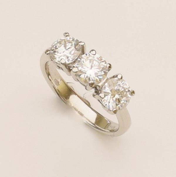 



ANELLO TRILOGY IN ORO BIANCO 18KT E DIAMANTI
