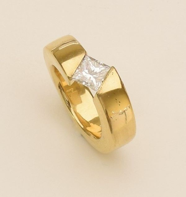 



ANELLO IN ORO GIALLO 18KT E DIAMANTE