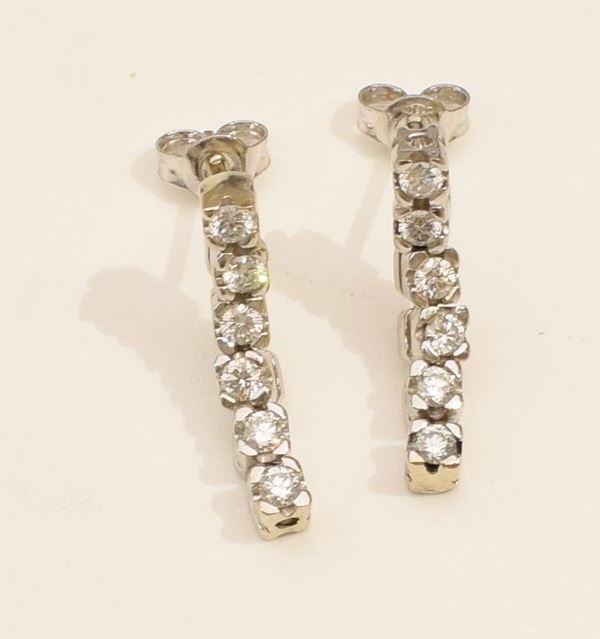 



PAIO DI ORECCHINI PENDENTI IN ORO 18KT E DIAMANTI