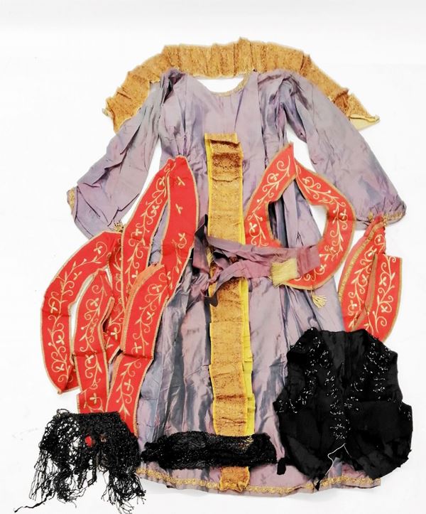 



Lotto composto da paramenti sacri e vestiti per sculture, misure varie,
