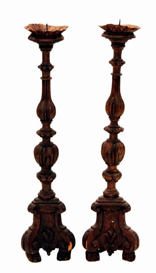 



Coppia di candelieri, in stile XVIII