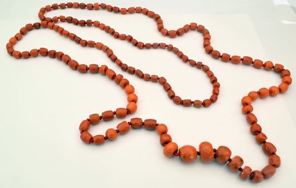 



LUNGA COLLANA DI CORALLO  - Asta OPERE E OGGETTI D'ARTE ANTICA E CONTEMPORANEA, GIOIELLI - Poggio Bracciolini Casa d'Aste