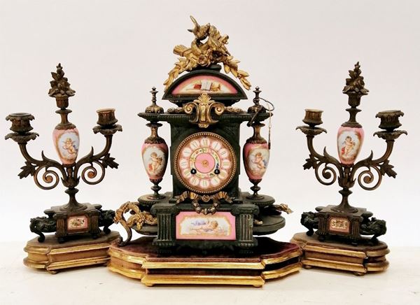 



Orologio da tavolo e coppia di candelieri, sec. XIX 