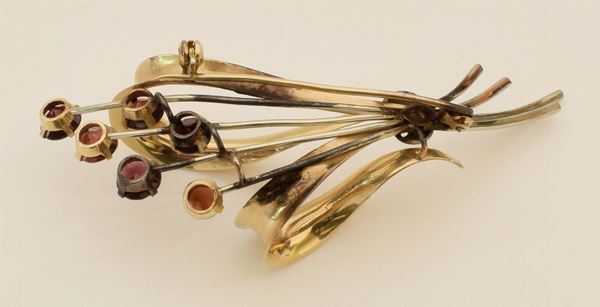 



SPILLA IN ORO 18KT E ORO A BASSO TITOLO  - Asta OPERE E OGGETTI D'ARTE ANTICA E CONTEMPORANEA, GIOIELLI - Poggio Bracciolini Casa d'Aste