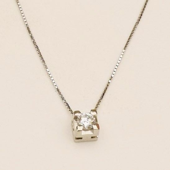 



COLLANA PUNTO LUCE IN ORO BIANCO KT 18 E DIAMANTE