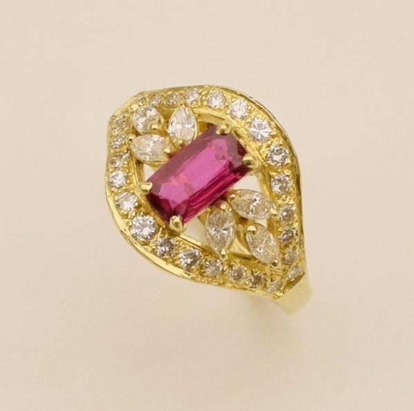 



ANELLO IN ORO GIALLO 18KT, DIAMANTI E RUBINO