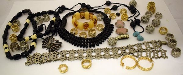 



LOTTO DI QUARANTA PEZZI DI BIGIOTTERIA  - Asta OPERE E OGGETTI D'ARTE ANTICA E CONTEMPORANEA, GIOIELLI - Poggio Bracciolini Casa d'Aste