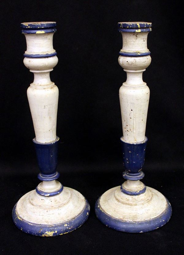



Coppia di candelieri, sec. XVIII  - Asta GIOIELLI, ARGENTI, ARREDI, OGGETTI D'ARTE E DIPINTI - Poggio Bracciolini Casa d'Aste