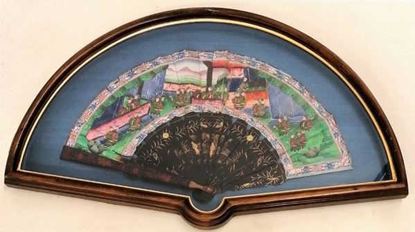 



Ventaglio, arte orientale, sec. XIX, decorato a scene orientaliste, entro cornice, ingombro massimo cm 68x38, difetti