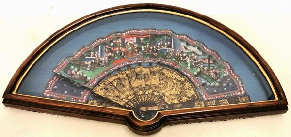 



Ventaglio, arte orientale, sec. XIX, decorato a scene orientaliste, entro cornice, ingombro massimo cm 68x38, difetti