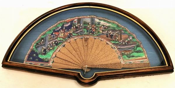 



Ventaglio, arte orientale, sec. XIX, decorato a scene orientaliste, entro cornice, ingombro massimo cm 68x38, difetti