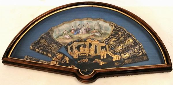 



Ventaglio, arte orientale, sec. XIX, decorato con dame in un paesaggio, entro cornice, ingombro massimo cm 68x38, difetti