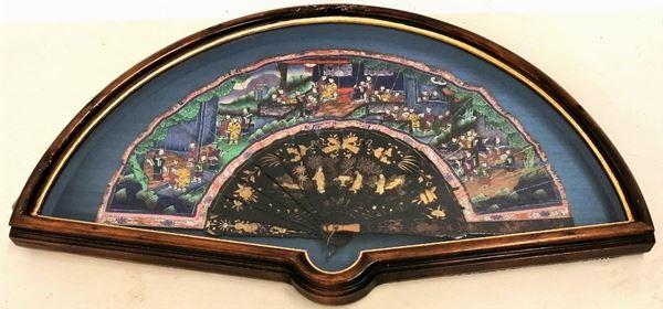 



Ventaglio, arte orientale, sec. XIX, decorato a scene orientaliste, entro cornice, ingombro massimo cm 68x38, difetti