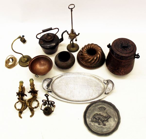 



Serie di oggetti in metallo, sec. XIX/XX  - Asta OPERE E OGGETTI D'ARTE ANTICA E CONTEMPORANEA, GIOIELLI - Poggio Bracciolini Casa d'Aste