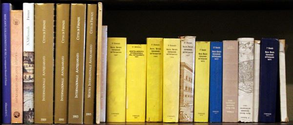



Venti Volumi inerenti mostre dell'antiquariato