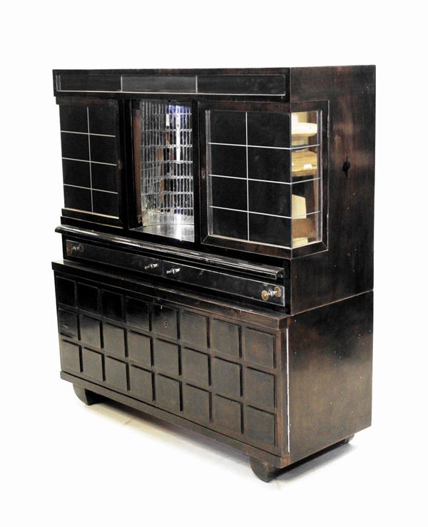 



Mobile bar, anni 50, in legno laccato, quattro sportelli di cui