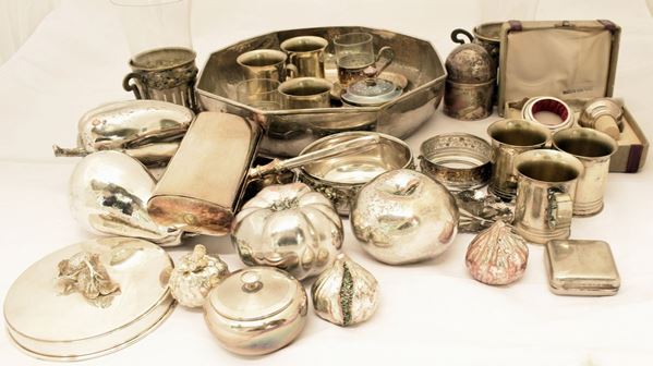 



VENTISEI OGGETTI SEC. XX  - Asta GIOIELLI, ARGENTI, ARREDI, OGGETTI D'ARTE E DIPINTI - Poggio Bracciolini Casa d'Aste