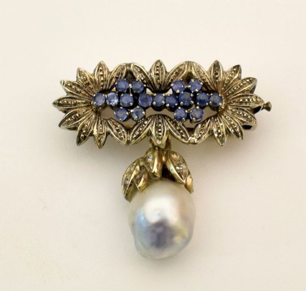 



SPILLA IN ORO BIANCO 18KT , DIAMANTI, PIETRE PREZIOSE E PERLA