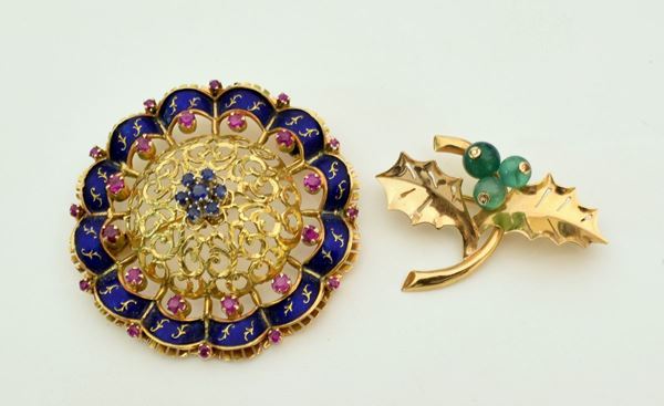 



DUE SPILLE IN ORO 18KT ,PIETRE PREZIOSE E SMALTO  - Asta GIOIELLI, ARGENTI, ARREDI, OGGETTI D'ARTE E DIPINTI - Poggio Bracciolini Casa d'Aste