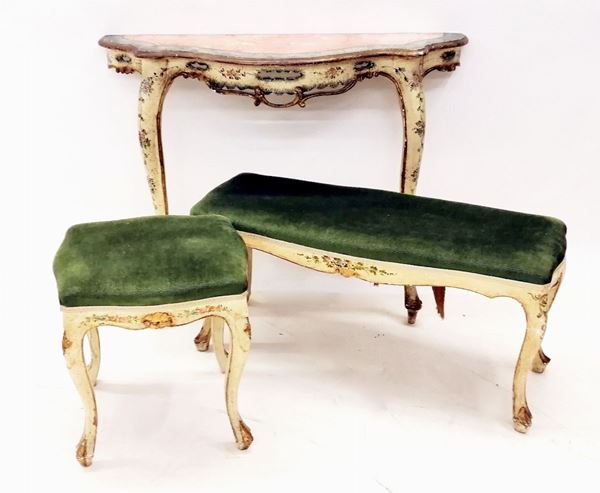



Due panchetti e consolle, in stile 700, in legno laccato e pitturato,