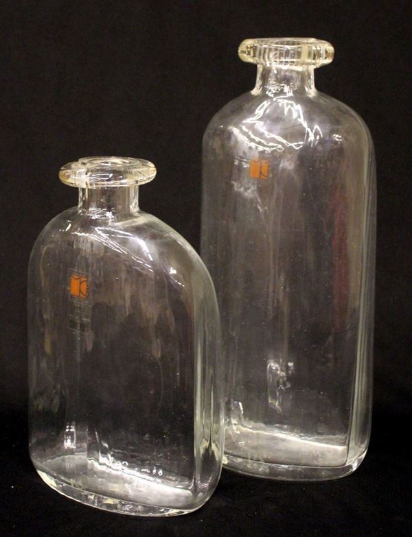 



Due bottiglie secolo XX,   - Asta GIOIELLI, ARGENTI, ARREDI, OGGETTI D'ARTE E DIPINTI - Poggio Bracciolini Casa d'Aste