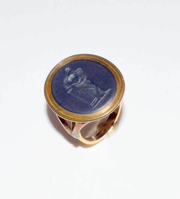 



ANELLO IN ORO GIALLO 18KT E PIETRA FIRMATA WEDWOOD ANT BENTLEY