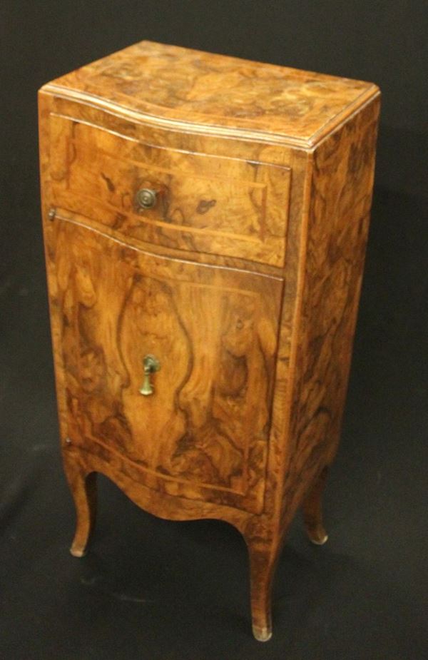 



Comodino ad urna, in stile 700 veneto   - Asta GIOIELLI, ARGENTI, ARREDI, OGGETTI D'ARTE E DIPINTI - Poggio Bracciolini Casa d'Aste